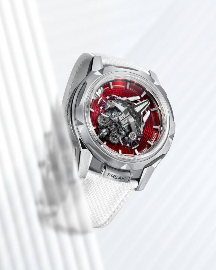 Freak [S Enamel]: Freak S à double oscillateur incliné, micro-différentiel vertical, remontage Grinder® et disque horaire en émail guilloché-flinqué.