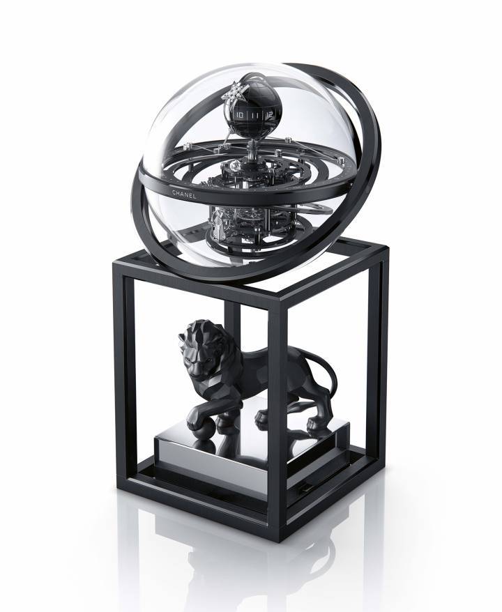 Chanel – Lion Astroclock: Une réalisation horlogère exceptionnelle qui reprend les symboles forts de la Maison. Le lion, signe astrologique de Gabrielle Chanel, est facetté pour une impression accrue de force et de puissance. Noir, bien entendu, dans l'une des couleurs fétiches de la marque. Il est surmonté par un globe de verre contenant un mouvement mécanique dans toute sa splendeur, autour duquel gravite une comète en or blanc 18 carats et une aiguille constellation sertie de diamants. Limitée à 5 exemplaires. $$$