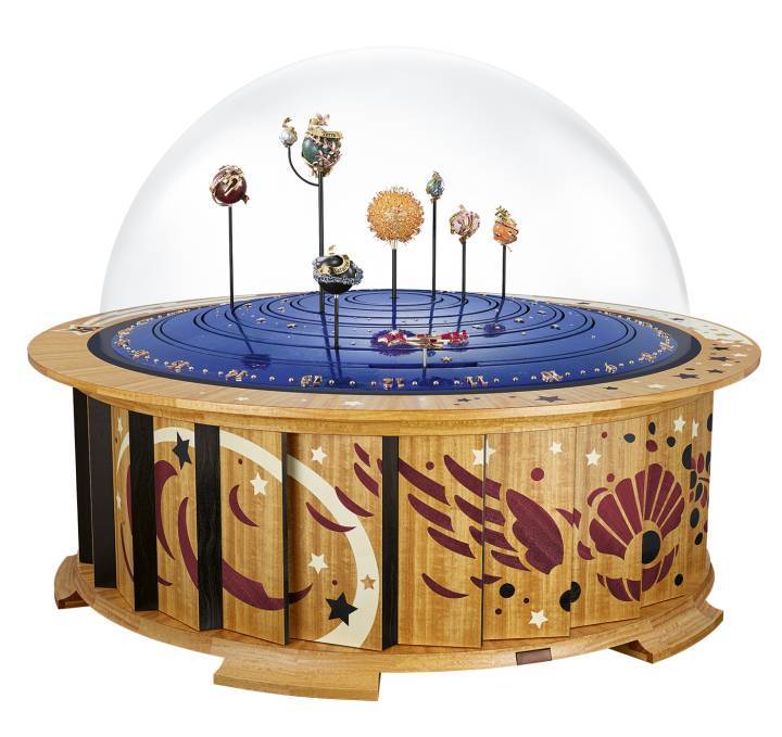 Depuis la place Vendôme, Van Cleef & Arpels s'est laissé fasciner par le spectacle des astres et de la voûte céleste. La Maison leur rend hommage à travers son univers de l'Astronomie Poétique et s'attelle, dès 2014, à réduire les dimensions des planétariums du XVIIIe siècle – maquettes figurant le Soleil, la Lune et les planètes environnant la Terre – pour les adapter à l'échelle du poignet. Ainsi naît la collection Planétarium, réunissant garde-temps complexes et automates de grandes dimensions. Cet ensemble s'enrichit cette année d'un nouvel Objet Extraordinaire, interprété dans une combinaison de matières aux tonalités lumineuses.