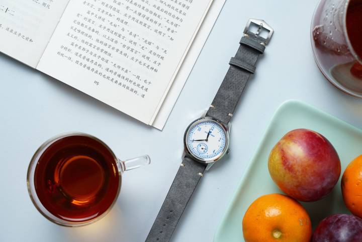 Porcelain Odyssey combine des éléments du design et de l'artisanat chinois, tels que des cadrans en porcelaine dans le style de la céramique traditionnelle chinoise. Il utilise un mouvement produit par la fabrique de montres Dandong Peacock, la SL-3006, ajustée sur cinq positions et avec une variation quotidienne ne dépassant pas +/- 10 secondes.