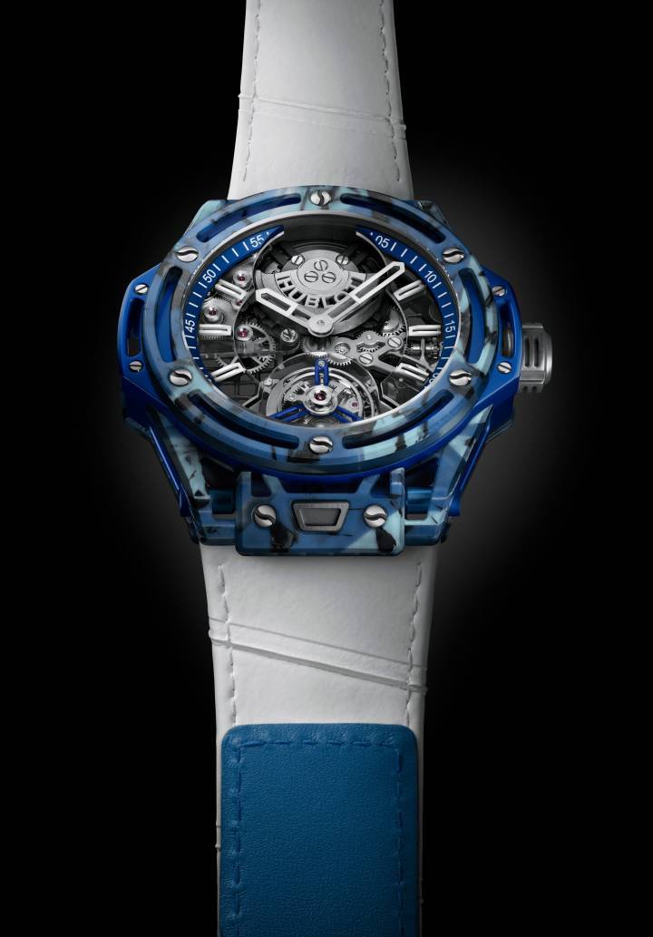 Il existe trois versions de la Hublot Big Bang Tourbillon Novak Djokovic GOAT Edition, correspondant aux couleurs familières des trois surfaces de jeu du tennis, et chaque variante est proposée dans une séquence numérotée pour suivre ses victoires sur chaque surface. En conséquence, il y aura 72 pièces en bleu, symbolisant les victoires sur surface dure; 21 en orange pour ses victoires sur terre battue; et, ce qui en fait la plus exclusive, huit en vert pour ses victoires sur gazon. Les 101 montres sont numérotées mais non limitées.