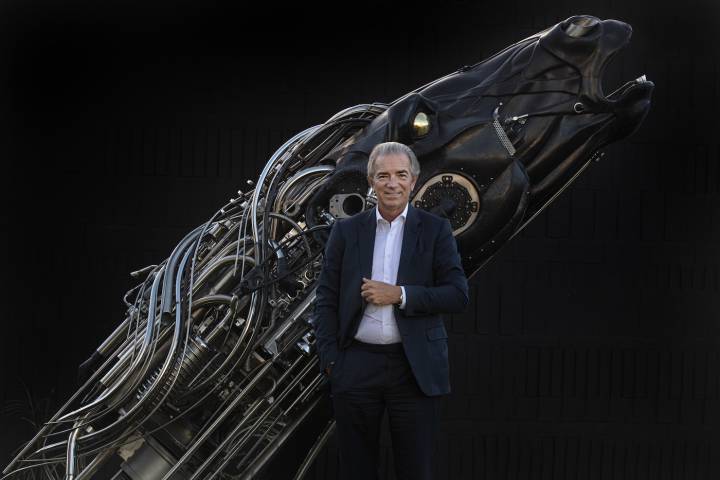  Descendant d'un horloger suisse, aujourd'hui à la tête d'un grand groupe de distribution de véhicules motorisés, Patrick Bornhauser rend hommage au génie d'Onésiphore Pecqueur à travers ce projet, qui signe également la naissance d'un club dédié aux amateurs de belles mécaniques.
