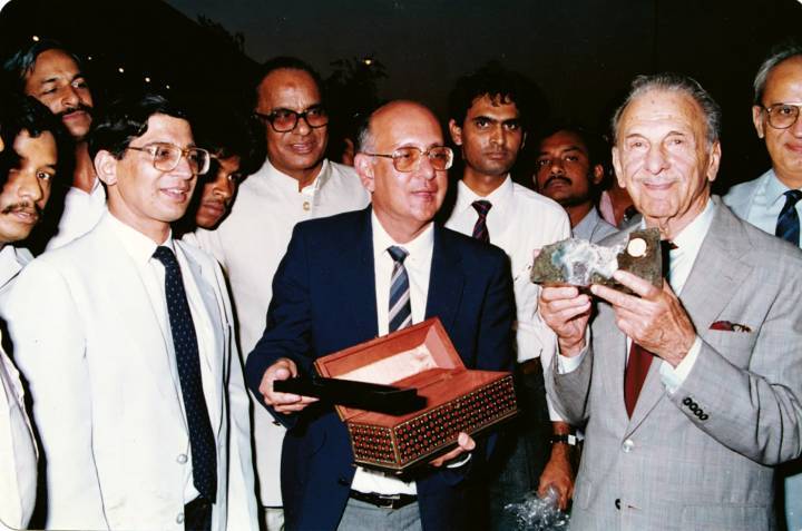 Xerxes Desai aux côtés de J.R.D. Tata à l'usine Titan d'Hosur, le 11 mars 1988. Entre les deux, au centre, B. N. Yalamalli