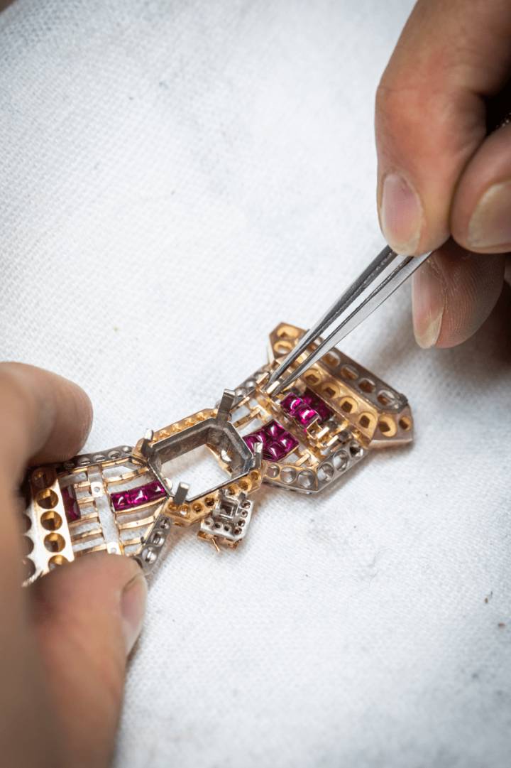 Le fameux serti mystérieux de Van Cleef & Arpels, une technique de sertissage brevetée en 1933