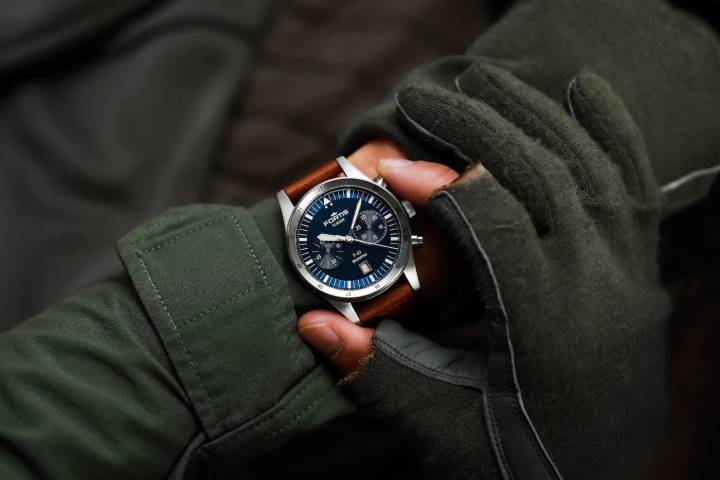 Initialement lancée en 1987 par Fortis, la collection Flieger a récemment fait l'objet de multiples réinterprétations, comme cette version Bicompax Liberty Blue de la montre de pilote.