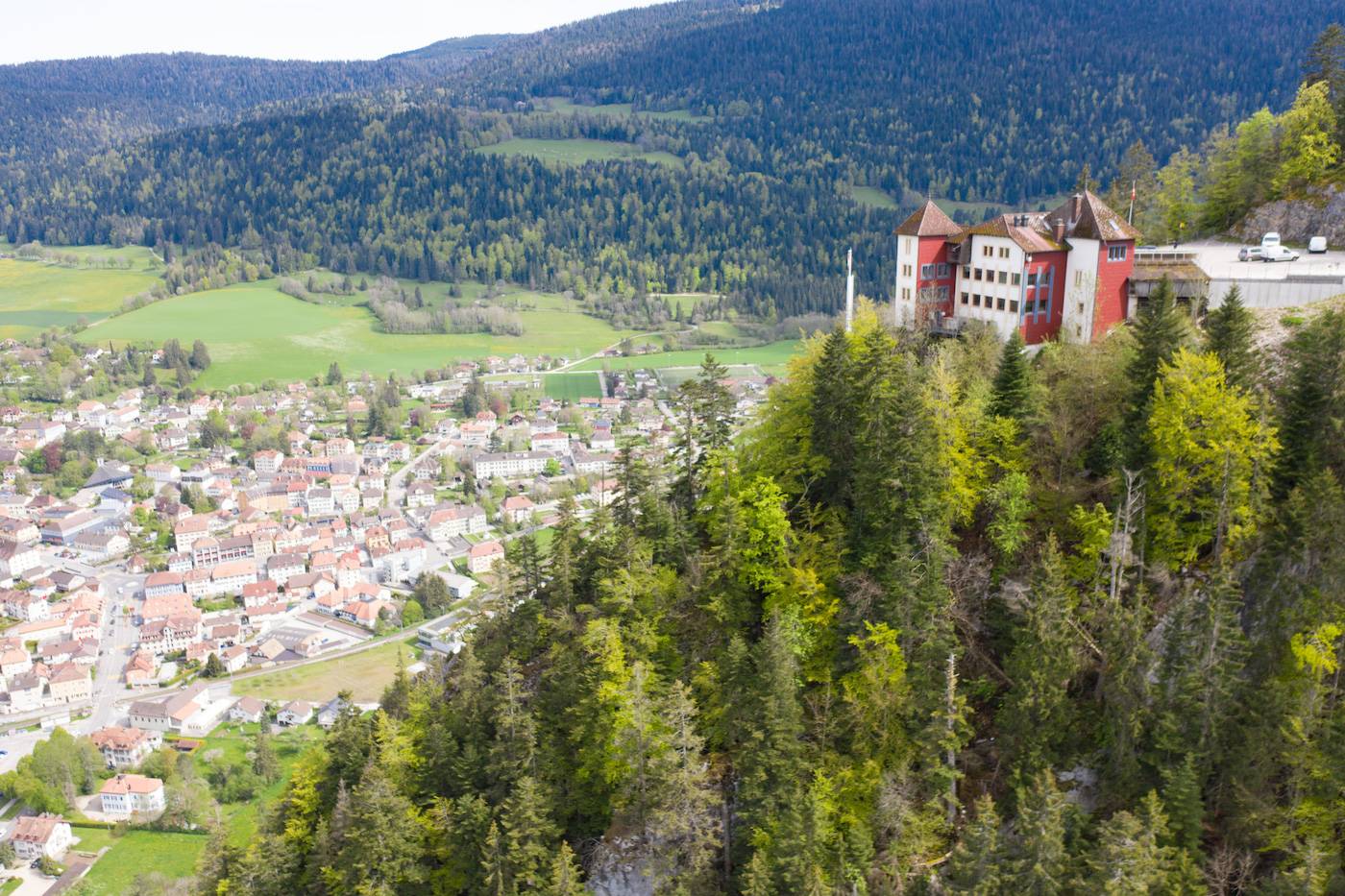  Kari Voutilainen set up shop in the former « Chapeau de Napoléon » hotel-restaurant overlooking the Val-de-Travers on 1 June 2021.