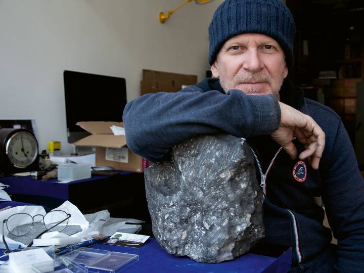 Luc Labenne avec la météorite de Ghadames, une pièce orientée de 24 kg avec des traces d'impact. (Photo Buonomo & Cometti)