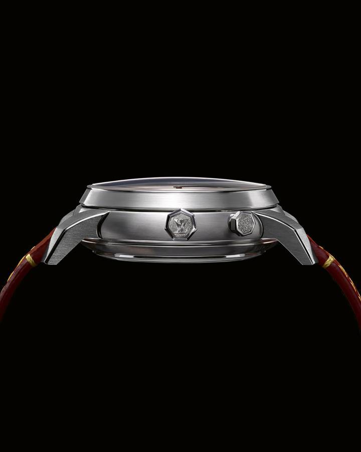 Lunette étagée, cornes sculptées évoquant les montres des années 1950, couronne et poussoir de forme heptagonale réminiscents des montres Louis Vuitton, le boîtier en platine de la LVRR-01 revisite la forme iconique de la Tambour.