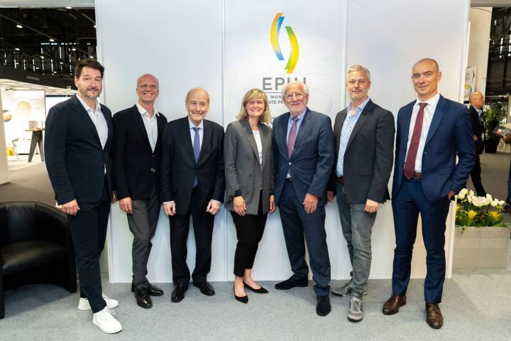 De gauche à droite: Roland Brand, CEO Easyfairs de la région D-A-CH-Italie, Benoît David, Group Head of M&A and strategic alliances, Olivier Saenger, fondateur du Salon EPHJ, Anne Lafère, co-CEO groupe Easyfairs, André Colard, fondateur du Salon EPHJ, Matt Benyon, co-CEO du groupe Easyfairs et Alexandre Catton, directeur du Salon EPHJ.