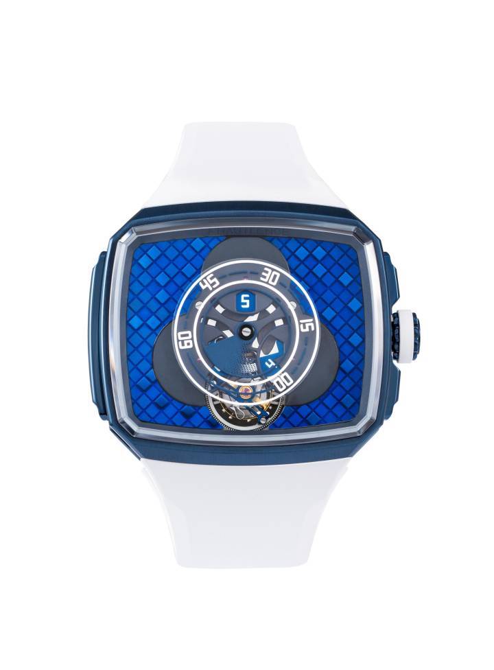 Présentées lors des Geneva Watch Days, la Vagabonde Tourbillon Série 4 et la Vagabonde Tourbillon Série 5 associent l'affichage des heures vagabondes à un tourbillon volant. La chorégraphie des heures se déploie au-dessus des cadrans structurés en trois dimensions, enchâssés dans le boîtier rectangulaire emblématique de Hautlence.