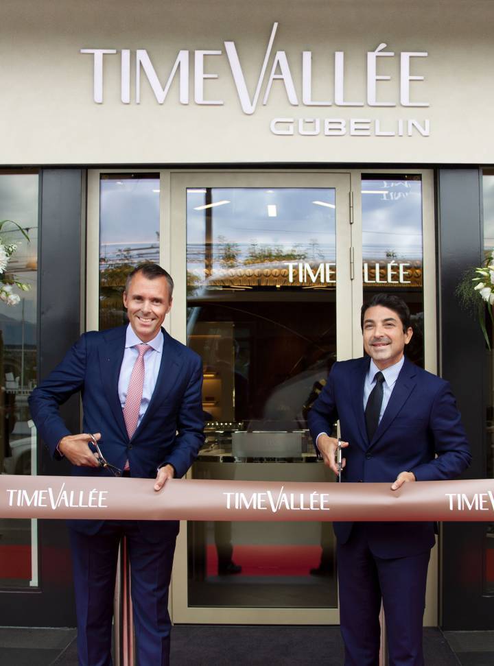 Raphael Gübelin, Président de Gübelin, et Michael Guenoun, PDG de TimeVallée, lors de l'inauguration de la boutique à l'été 2022