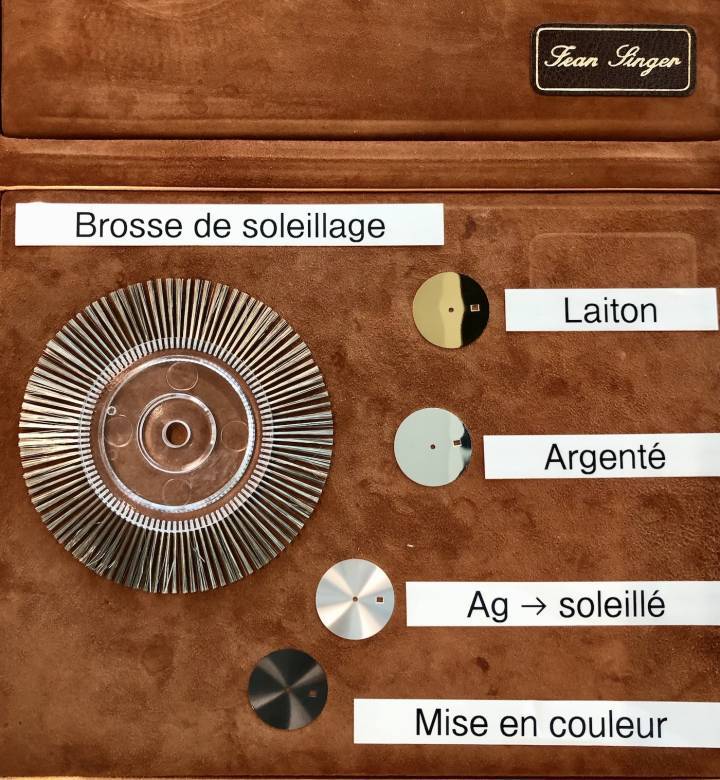 Brosse circulaire en «poils» métalliques de maillechort, utilisée pour la décoration soleillage