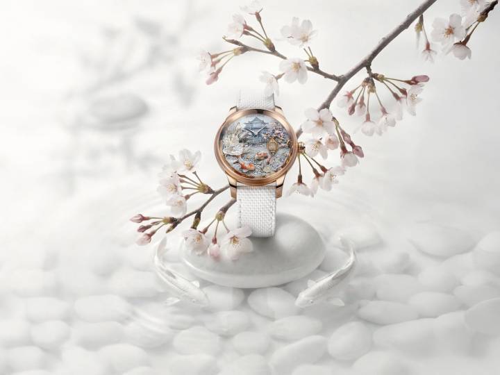 La Petite Heure Minute Jardin Japonais est une pièce unique qui donne corps à la vision d'un jardin japonais idéal, vu par un collectionneur privé. L'effet de volume est assuré par une subtile couche de peinture grise semi-translucide. Le temple est rendu grâce à 25 appliques réalisées en majorité en nacre sculptée et gravée, apposées sur un cadran lui-même en nacre. Un travail d'orfèvre, accompli à la main, au dixième de millimètre. 