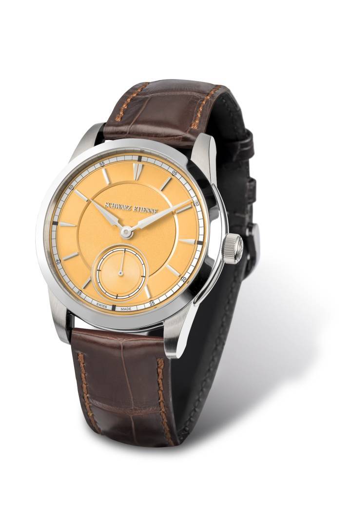 Proposée en trois teintes - argent, ardoise et doré 4N - la 1902 Petite Seconde est façonnée en titane Grade 5, une première pour Schwarz Etienne. 