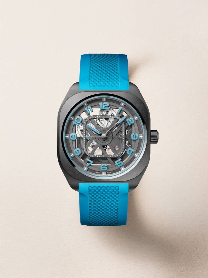 Hermès H08 Squelette version bleue avec boîtier forme coussin de 39 mm en titane traité DLC noir et lunette en céramique satinée avec chanfreins polis miroir, cadran noir ajouré, chiffres arabes appliqués en Super-LumiNova® bleu, aiguilles revêtues de PVD noir et de Super-LumiNova® bleu. 