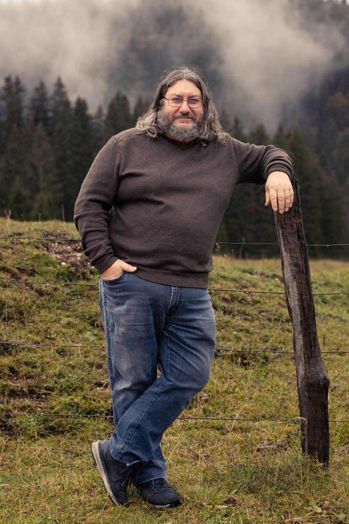 Éric Coudray, ici dans le Jura, à Foncine-le-Haut. Le constructeur se définit comme celui qui «agence des composants mécaniques d'une manière non conventionnelle».