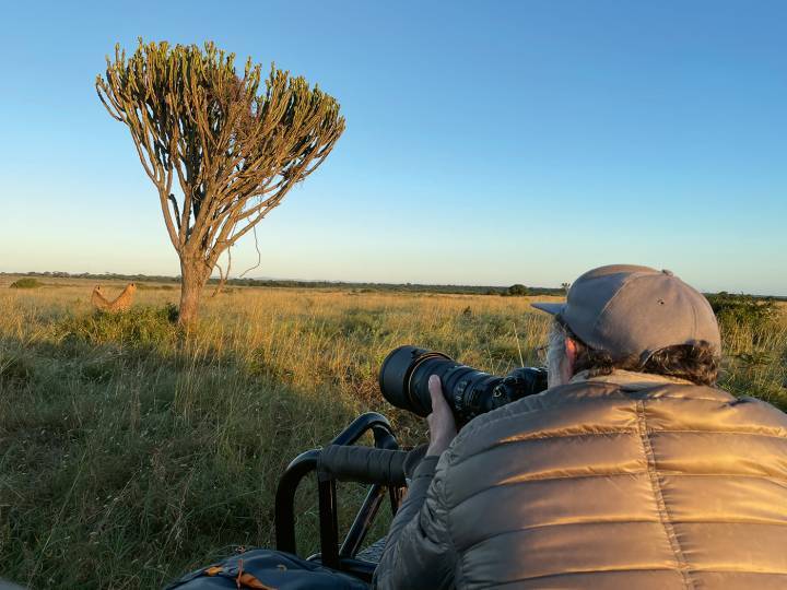 Le photographe à l'affût pour parvenir à saisir l'instant juste.