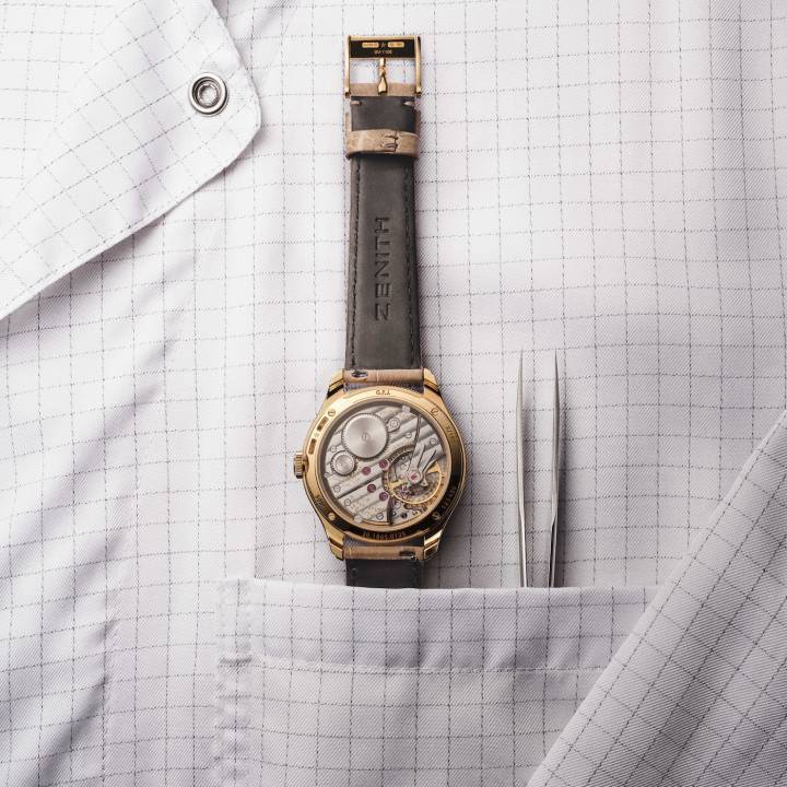 Le calibre conserve son diamètre de 13 lignes et sa fréquence de 2,5 Hz, tout en intégrant des améliorations techniques adaptées aux standards contemporains. Il offre une réserve de marche de 72 heures. Un mécanisme stop-seconde assure une mise à l'heure exacte. Chaque mouvement est réglé avec une précision de ±2 secondes par jour et bénéficie d'une certification chronomètre délivrée par le COSC.