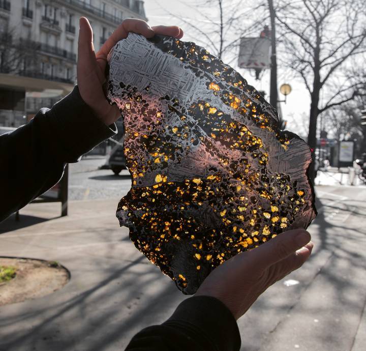 La météorite pallasite Seymchan: une très grande tranche avec le «motif Widmanstätten» révélé. (Photo Buonomo & Cometti)