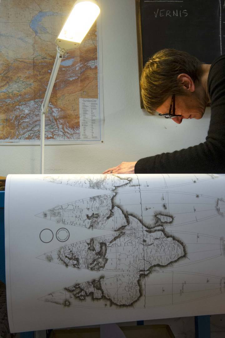 Globe Sauter & Cie: La Terre, façonnée à la main