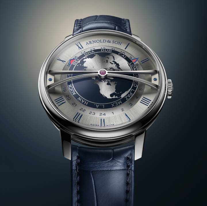 Dans son nouveau diamètre de 42 mm, la Globetrotter 42 Steel se décline avec un boîtier en acier, disponible en deux versions, baptisées l'une «Strand Blue» et l'autre «Greenwich Green», éditées chacune à 88 exemplaires. 