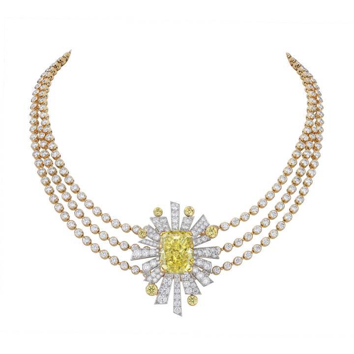 Le collier Soleil 19 août affiche un diamant coussin Fancy Vivid Yellow d'un poids de 22,10 carats. L'ensemble se détache et se métamorphose en bague.