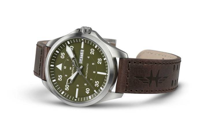 Hamilton présente sept nouvelles références dans sa collection Khaki Aviation Pilot. En 1918 déjà, les montres Hamilton chronométraient le premier vol de la Poste aérienne américaine entre New York et Washington, D.C. 