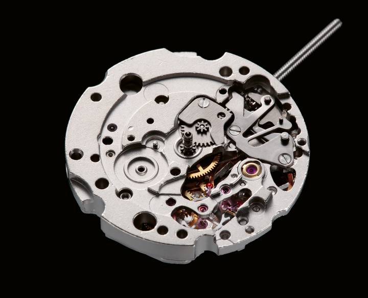 Le 6T28 est un mouvement mécanique parfait pour les petits diamètres. 8 3/4''', 5.23mm de hauteur. 3 aiguilles, open heart. 40 heures d'autonomie.