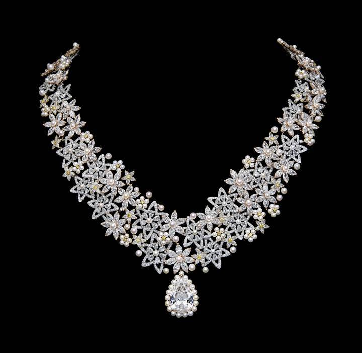 Collier Dior Milly Dentelle, or blanc, rose et jaune, diamants blancs et jaunes, perles de culture blanches.