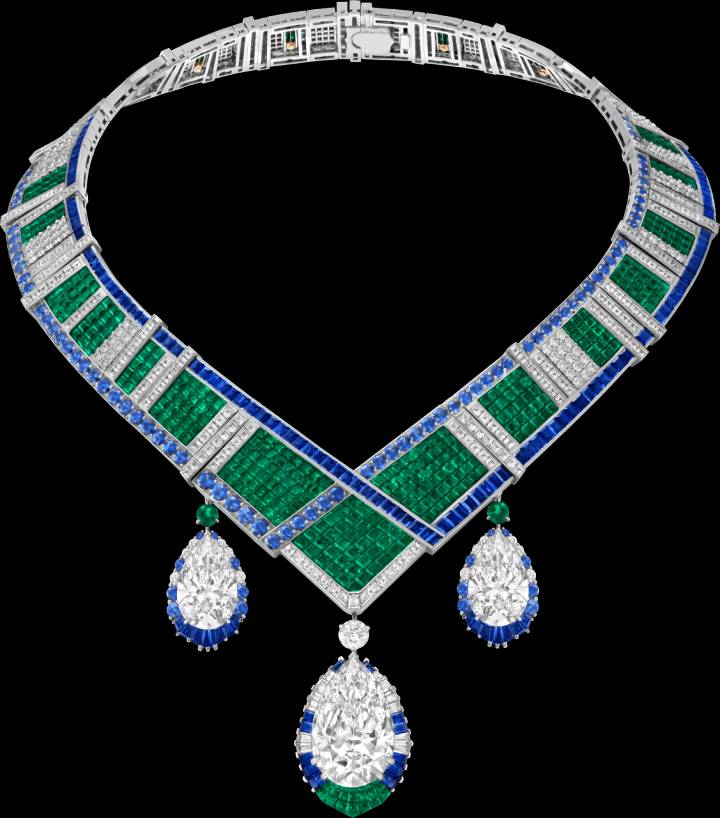 Le collier Chevron Mystérieux comporte non pas une mais trois pierres de centre.