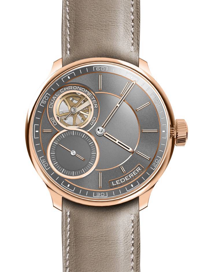 Avec une seule ouverture méticuleusement travaillée, la CIC 39 mm dévoile un aperçu de son cœur innovant: son échappement à double détente avec double remontoir est entièrement fabriqué en interne et breveté par Lederer.