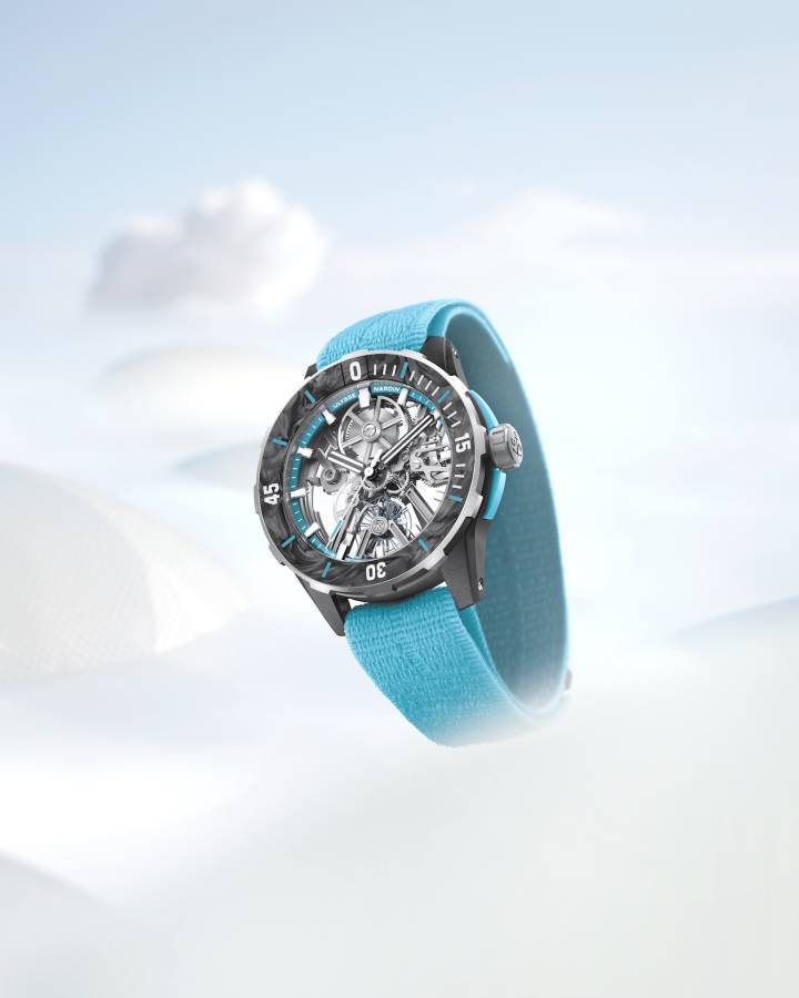 La Diver [Air] Seddiqi 75th Anniversary est une édition limitée à 30 pièces de la Diver [Air]: montre de plongée automatique squelettée en titane recyclé et composites upcyclés, calibre UN-374, 52 g pour 200 m d'étanchéité, avec une signature bleu vif Seddiqi et personnalisation «75th Anniversary» sur le fond.