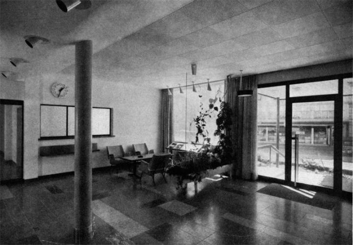 Le hall d'entrée moderniste de la manufacture Certina en 1959