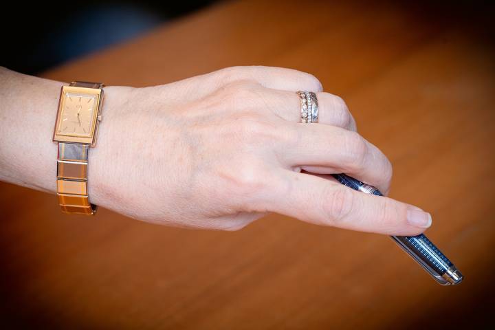 Caran d'Ache a également produit occasionnellement des montres spéciales, comme celle portée par Carole Hubscher.