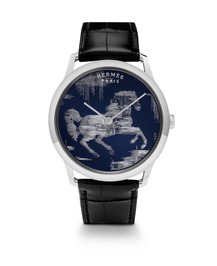 Slim d'Hermès Cheval Ikat (2019). Créée initialement pour l'industrie électronique, la technique «wire ball bonding», totalement inédite en horlogerie, consiste à souder des fils d'or en surface, telle une broderie, afin de créer un motif en relief.