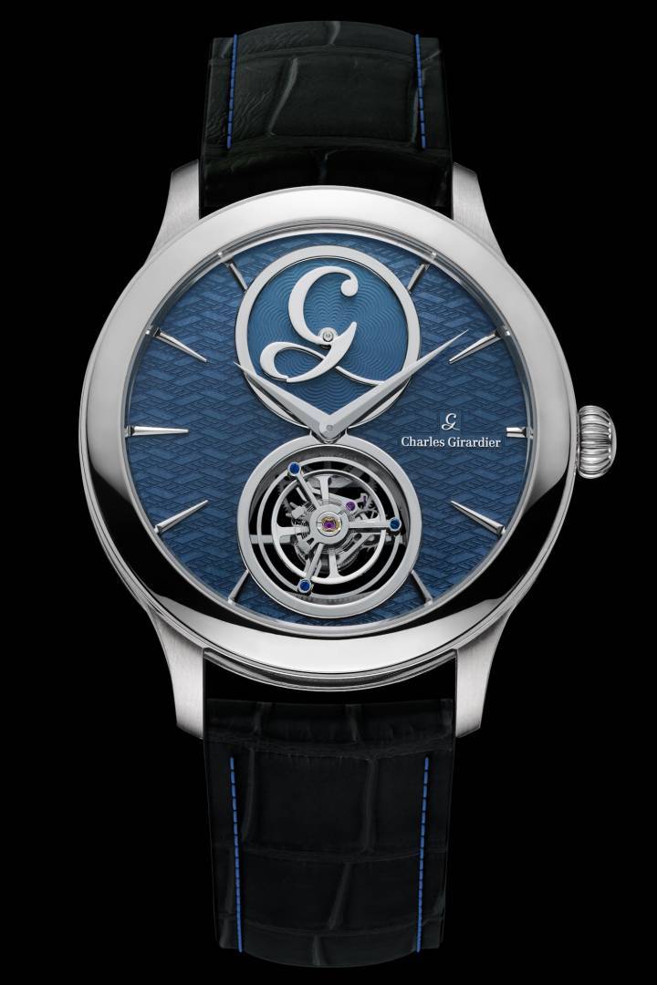 Modèle Tourbillon Signature Mystérieuse en or gris avec un cadran bleu cobalt en émail grand feu fait à la main. Deux mobiles se déplacent dans des directions opposées selon la position dans laquelle la montre est tenue.