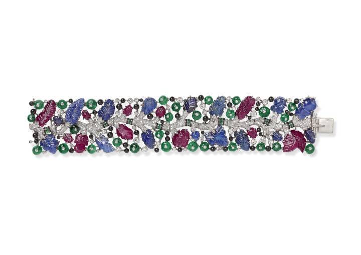 Bracelet Tutti Frutti, Cartier Paris, 1925. Platine, diamants, saphirs, rubis, émeraudes, onyx, émail noir. Vendu à Mrs Cole Porter. Nils Herrmann, Collection Cartier ©Cartier