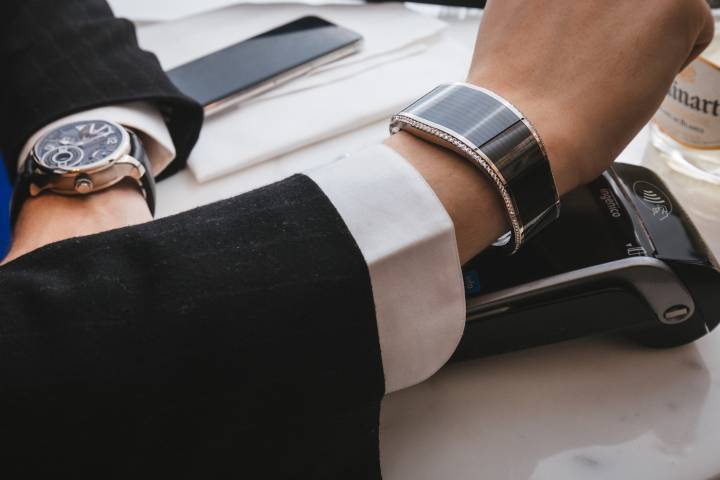 La connexion a fait son entrée en horlogerie, de la Tissot T-Touch Connect Solar à la TAG Heuer Connected. Les bijoux ne sont pas en reste, comme l'illustre ce bracelet de paiement et d'accès sans contact de la marque de luxe Armillion.