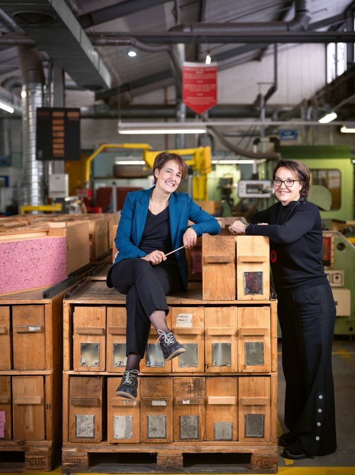 Patricia et Carole Hubscher représentent la quatrième génération de la famille à la tête du fabricant suisse de crayons et d'instruments d'écriture, qui partage de nombreuses connexions avec le monde de l'horlogerie.
