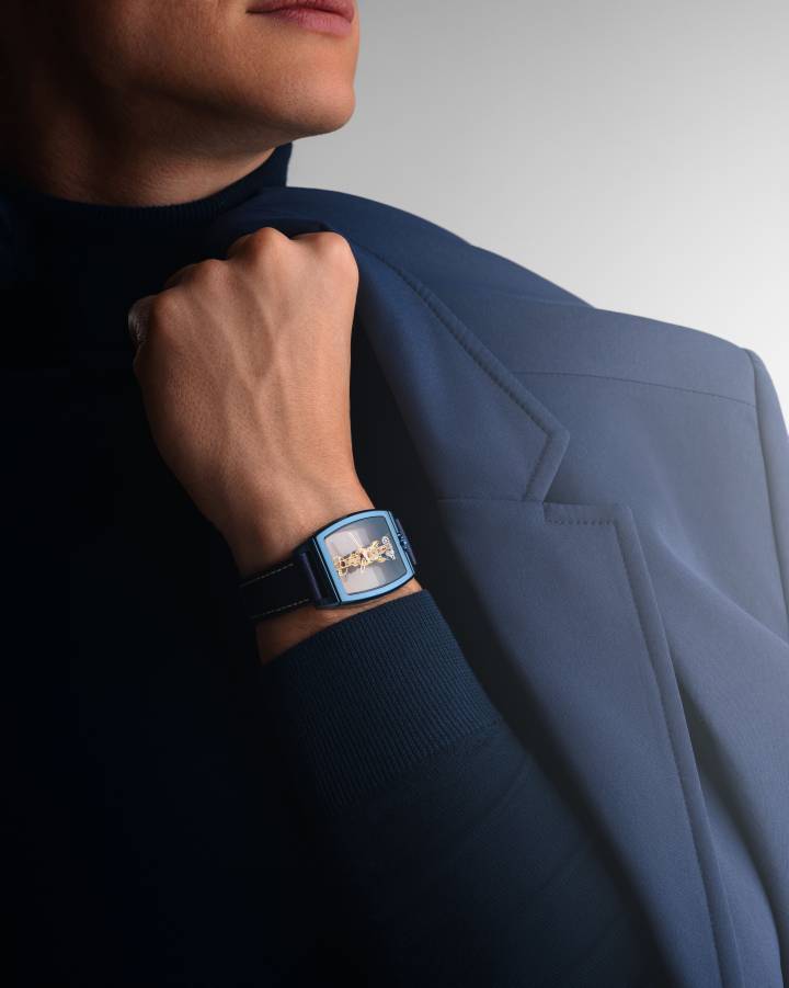 Corum présente en parallèle 6 nouvelles références de la Golden Bridge, 5 Golden Bridge Saphir - trois modèles chacun décliné avec mouvement or gris ou 5N. Point commun: une nouvelle boîte 100% saphir, la première jamais réalisée pour une Golden Bridge, qui renoue ainsi avec l'esprit de transparence des premières versions. 