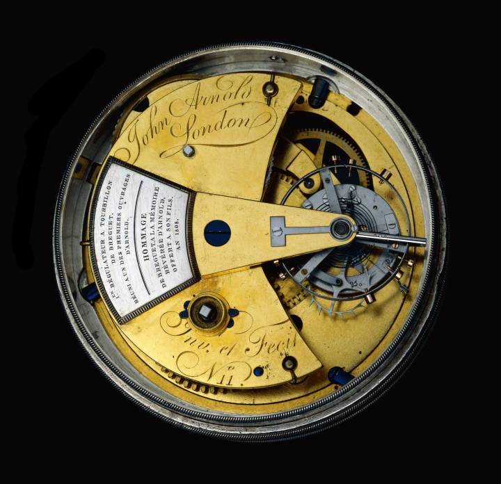 Pensée pour célébrer l'amitié entre John Arnold et Abraham-Louis Breguet, la montre Constant Force Tourbillon 11 dispose d'un fond transparent en verre saphir antireflet permettant de découvrir l'architecture du calibre A&S5219 inspirée du dos de l'instrument de mesure du temps conservé au British Museum.