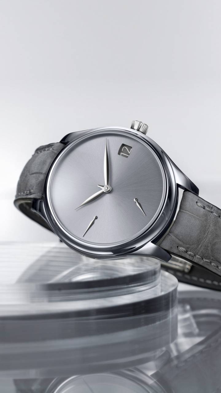 La pureté du calendrier perpétuel de H. Moser & Cie., proposé désormais avec boîtier mais aussi cadran en tantale sur ce modèle Endeavour Perpetual Calendar Concept Tantalum. De la Haute Horlogerie décalée pour les initiés, selon la devise de la marque.