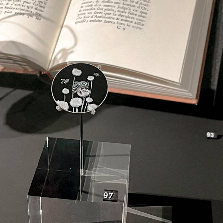 Cadran original en émail grisaille au blanc de Limoges (Debora Martinez) Conçu et produit par la peintre dans le cadre le d'exposition «Éclats de verre» au Musée International d'Horlogerie (MIH) de La Chaux-de-Fonds, il sera acquis par le MIH. Il est présenté ici lors de l'événement «Mutualismus 2022».