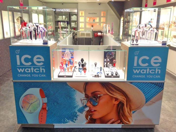 Un comptoir habillé par Ice-Watch sur le marché horloger français.