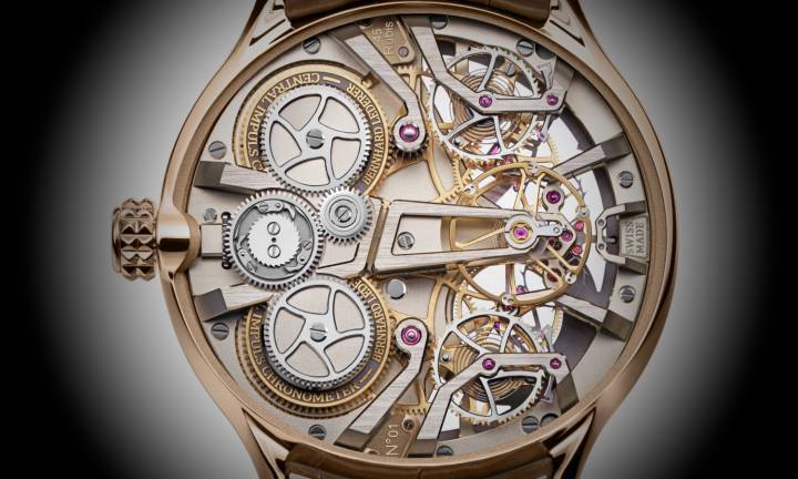 Le Central Impulse Chronometer se présente sous la forme d'une montre au boîtier de 44 mm sobre, rond, en or rose, à la lunette lisse. Le cadran est vaste, minimaliste et ponctué d'une petite seconde de grande taille azurée à 8 heures. Une seconde version, en or gris et au cadran soleillé noir, présente plusieurs ouvertures sur le mouvement offrant une vue plongeante sur la partie finale du rouage, les remontoirs et l'échappement qui sont les points forts du Central Impulse Chronometer.