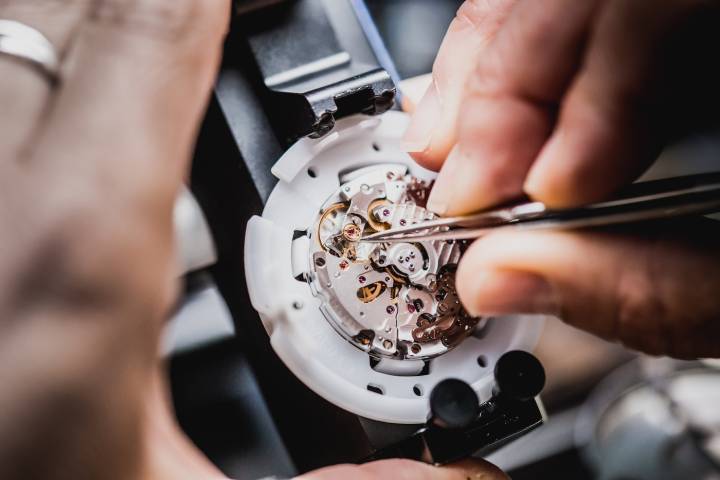 Assemblage du régulateur sur la platine du calibre B01