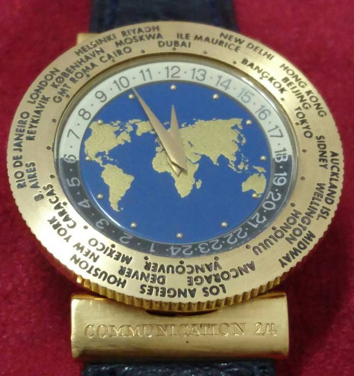 La première Heures du Monde de Svend Andersen date de 1989. Son module additionnel fait 0,9 mm d'épaisseur, à comparer avec le 1,2 mm plus cadran des modèles de Louis Cottier, l'inspirateur. Depuis lors, il en a créé de nombreuses. 