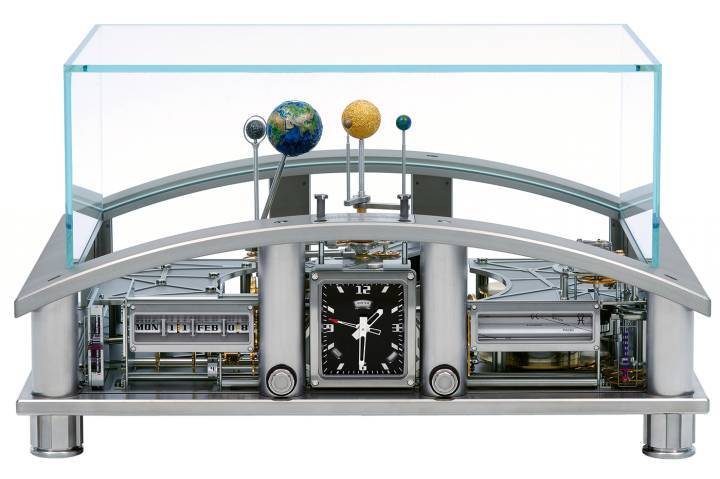 Le Planétarium de Richard Mille. Représentations et indications astronomiques: Rotation de la terre sur son axe, Rotation de la terre autour du soleil, Obliquité de la terre, Rotation de la lune sur son axe, Rotation de la lune autour de la terre, Phase de lune, Équation de temps, Mercure, Vénus, Soleil. Matériaux utilisés: Titane, acier, laiton, or, argent, tungstène. Le ressort de barillet est conçu pour posséder une durée de vie d'environ 350 ans. Chacune de ses pièces pourra être fabriquée à nouveau dans le futur.