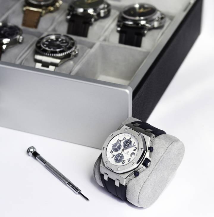 L'écrin à montres Mackenzie peut contenir jusqu'à dix montres. Les coussins intérieurs sont doublés d'Alcantara souple et amovibles afin de s'adapter à plusieurs types de montres.