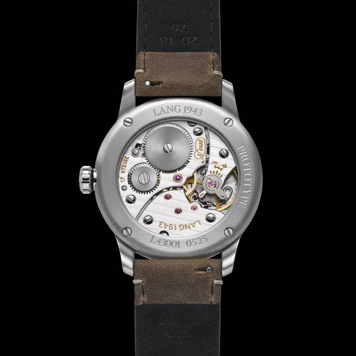 Le modèle est équipé d'un fond de boîtier transparent, aujourd'hui commun pour les montres-bracelets mais dont Gerd-Rüdiger Lang a été un pionnier. Ils permettent de voir le mouvement d'origine Marvin 700 retravaillé.